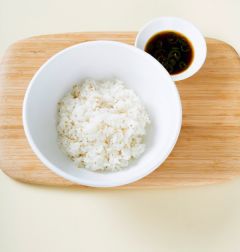 3. 밥에 소금, 깨소금, 땅콩기름을 넣어 섞는다. 분량의 초간장 재료는 골고루 섞는다.(tip 땅콩기름은 땅콩을 볶아서 짠 기름으로 땅콩의 고소한 향이 느껴진다. 참기름이나 들기름처럼 사용하면 된다. 땅콩기름이 없다면 참기름이나 들기름을 넣으면 된다.)