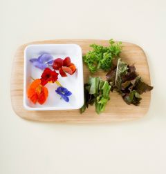 2. 생채소는 씻어 물기를 빼서 먹기 좋게 채 썰거나 손으로 뜯는다. 식용꽃은 씻어 물기를 뺀다.