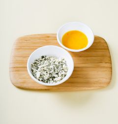 2. 분량의 연어 크러스트 재료를 골고루 섞는다. 달걀은 곱게 푼다.