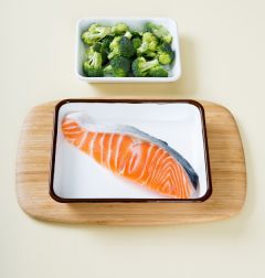 1. 연어는 스테이크 모양으로 자른다. 브로콜리는 먹기 좋게 썰어 소금과 후춧가루로 간을 한다.