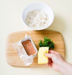 4. 통조림에 랩을 깔고 밥, 햄, 달걀, 치커리, 밥순으로 얹은 다음 꼭꼭 눌러 랩을 빼낸다.