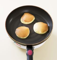 4. 핫케이크 반죽을 팬에 떠넣고 동그랗게 부쳐 뜨거울 때 반으로 접어 모양을 잡는다.