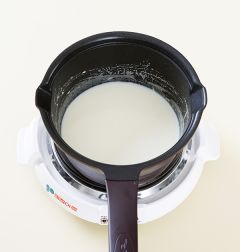 3. ②에 우유 1컵을 넣어 멍울지지 않게 잘 섞은 다음 소금과 후춧가루로 간을 하여 화이트 소스를 완성한다.