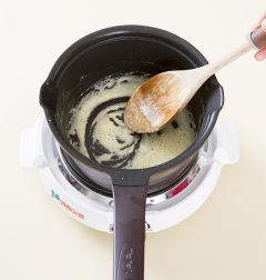 2. 화이트 소스를 만든다. 냄비에 버터와 밀가루를 넣어 2분 정도 볶는다.