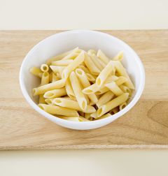 1. 냄비에 물을 넣고 끓여 끓으면 소금을 넣은 다음 펜네를 넣어 6분 정도 삶는다. 펜네는 체에 밭쳐 물기를 뺀다.