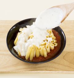 5. 팬네에 화이트 소스를 끼얹는다.