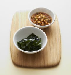 5. 밥에 다시마, 강된장을 곁들인다.