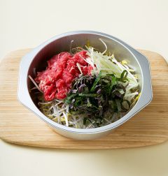 3. 전골 냄비나 뚝배기에 숙주와 당면을 담고 쇠고기, 대파, 깻잎, 다진 마늘을 얹는다.