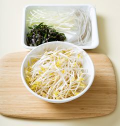 1. 숙주는 다듬어 씻어 건지고 불린 당면은 먹기 좋게 썬다. 대파와 깻잎은 굵게 채 썬다.