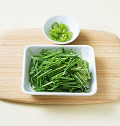 1. 부추는 다듬어 씻어 3cm 길이로 썰고 청양고추는 송송 썬다.