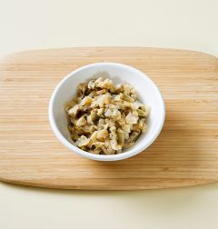 2. 조갯살은 옅은 소금물에 잘 씻어 다진다.