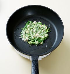 4. 팬을 달구어 식용유를 두르고 반죽을 떠 넣어 앞뒤로 노릇하게 지진다.