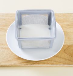 1. 요구르트 제조기의 망에 요구르트 100g을 담아 30분 정도 두어 수분을 뺀다.(tip. 체에 키친타월을 깔고 요구르트를 담아도 된다.)