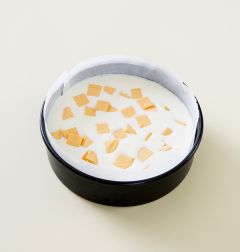 5. 슬라이스치즈 1장을 작게 잘라서 얹는다.