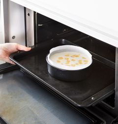 6. 200℃로 예열한 오븐에서 25분 정도 굽는다.(tip. 슬라이스 치즈 대신 크림처럼 부드러운 맛과 특유의 하얀 곰팡이가 특징인 카망베르 치즈를 넣으면 깊은 풍미를 즐길 수 있다.)