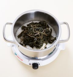 4. 냄비에 불린 쌀, 취나물, 물 1컵을 넣어 밥을 짓는다. 밥이 다 되면 섞어서 밥공기에 담고 양념장을 곁들인다.