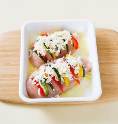 4. 모차렐라 치즈를 얹어 180℃로 예열한 오븐에 15분 정도 구워 멕시칸 치즈를 뿌린다.