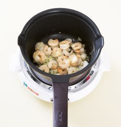 2. 냄비에 식용유를 두르고 새우살과 다진 양파를 넣어 1분 정도 중간불에 볶다가 우유 2컵, 생크림 1/2컵, 마늘가루를 넣는다.