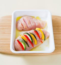 3. 닭 가슴살 칼집에 파프리카와 주키니 호박을 가지런히 꽂은 다음 소금과 후춧가루를 골고루 뿌린다.