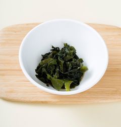 1. 불린 미역은 물기를 꼭 짜고 참기름, 국간장, 멸치가루에 조물조물 무친다.