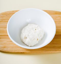 2. 볼에 분량의 수제비 반죽 재료를 넣고 섞어 한 덩어리로 뭉친다. (tip. 반죽을 비닐봉지에 넣어 냉장고에서 30분 정도 휴지시키면 좋다.)