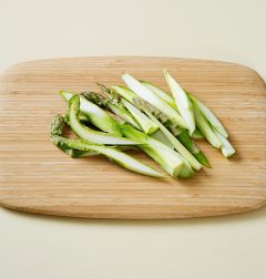 1. 아스파라거스는 단단한 부분의 섬유질을 칼로 벗겨내고 어슷하게 먹기 좋은 크기로 썬다.