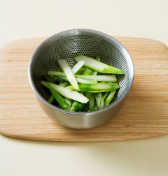 2. 끓는 물에 소금을 약간 넣고 아스파라거스를 1분 정도 데친 다음 찬물에 헹구어 건진다.