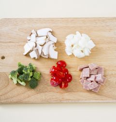 1. 햄, 새송이버섯, 양파, 브로콜리, 방울토마토는 먹기 좋은 크기로 썬다.