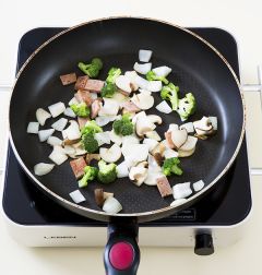 2. 팬을 달구어 식용유를 두르고 양파를 넣어 2분 정도 볶다가 햄, 새송이버섯, 브로콜리를 넣고 2분 정도 볶아 소금과 후춧가루를 넣어 간을 한다.