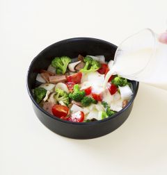 5. 달걀을 섞은 우유 소스를 넣고 모차렐라 치즈를 뿌린 다음 170℃로 예열한 오븐에서 20분 정도 굽는다.(tip. 우유소스는 끓이지 않고 그대로 보관하면 1주일 정도 보관가능하다. 사용하기 전에 바닥에 재료들이 가라앉을 수 있으니 잘 저어서 사용한다.)