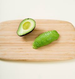 1. 아보카도는 잘 익은 것으로 준비하여 반으로 갈라 씨를 제거하고 가로로 일정한 두께로 썬다. (tip. 아보카도는 대표적인 후숙 과일이다. 구입해서 바로 먹고 싶다면 껍질을 눌러보아 말랑한 것으로 구입하고 2~3일 후에 먹을 요량이라면 단단한 것을 구입하여 실온에 보관하는 것이 좋다. 껍질이 완전히 녹색인 것은 덜 익은 상태이고 짙은 녹색으로 변하면 약간 익은 상태다.)