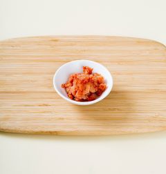 2. 명란은 껍질을 제거하여 으깬다.