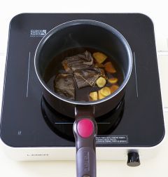 3. 생강향이 우러나면 홍차 티백을 넣어 3분 정도 우린 다음 설탕을 넣어 녹인다.