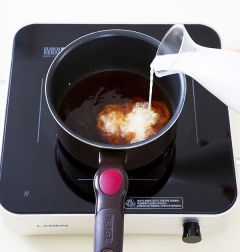 4. 홍차 우린 물에 우유를 부어 끓인다. (tip. 우유는 오래 끓이면  윗면에 막이 생길 수 있으니 데우는 정도도 잠깐 끓이고 저어주면서 끓이는 것이 좋다.)