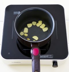 2. 냄비에 생강과 물 1컵을 넣고 중불로 5분 정도 끓인다.