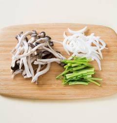 1. 느타리버섯은 두꺼운 것은 굵게 찢고 양파는 채 썰고 미나리는 씻어 4cm 길이로 썬다.