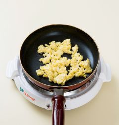 2. 볼에 달걀을 깨어 넣고 설탕과 소금을 넣어 곱게 푼다. 팬에 식용유를 두르고 중간 불에 달구어 달걀물을 넣고 부드럽게 볶는다. 게맛살은 손으로 찢는다.