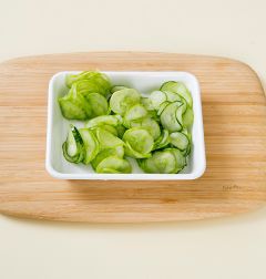 1. 오이는 모양대로 얇게 슬라이스하고 소금 0.3을 뿌려 절인다. 숨이 죽으면 가볍게 물기를 짠다.