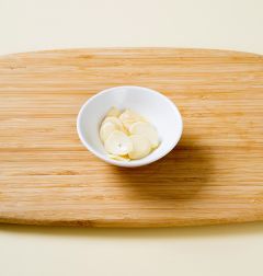 2. 마늘은 편으로 썬다.