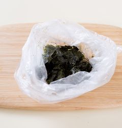 2. 김은 살짝 구워 잘게 부순다.