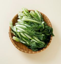 3. 1시간 정도 절여 줄기가 부드러워지면 두 번 정도 물에 씻어 물기를 완전히 뺀다. (tip. 물기를 완전히 빼지 않으면 양념이 싱거워져 맛이 없다.)