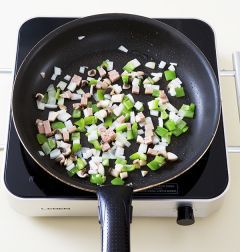 2. 팬을 달구어 식용유를 두르고 양송이버섯, 양파, 피망, 햄을 넣어 센불로 2분 정도 볶는다.