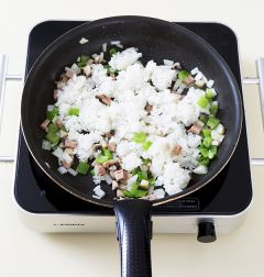 3. ②에 밥을 넣어 2분 정도 볶다가 소금과 후춧가루로 간을 한다.