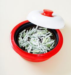 3. 렌지메이트에 넣어서 2분 정도 찐다. (tip. 렌지메이트가 없다면 김이 오른 찜통에 넣어 2~3분 정도 찐다.)