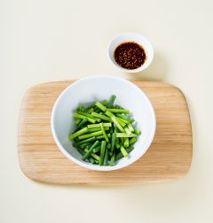 1. 분량의 양념 재료는 골고루 섞는다. 마늘종은 3~4cm 길이로 썰어 볼에 넣는다.