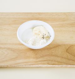 6. 분량의 디핑 소스 재료를 골고루 섞어 감자튀김에 곁들인다. (tip. 냉동감자대신 생감자를 활용할때에는 감자를 일정한 두께로 썰어서 찬물에 담가 전분기를 빼고 체에 걸러 키친타올로 물기를 완전히 제거한 다음 튀긴다.)