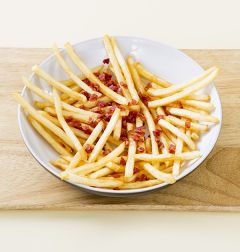 3. 그릇에 감자튀김을 담고 베이컨을 뿌린다.