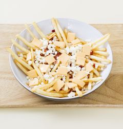 4. 감자튀김에 슬라이스 치즈 2장과 모차렐라 치즈 1/2컵을 골고루 얹는다.