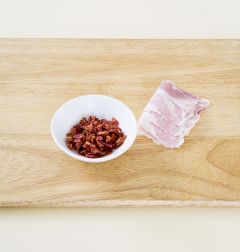 2. 베이컨은 잘게 썰어 팬에 넣고 튀기듯이 노릇노릇하게 익힌다.