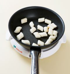 3. 팬을 달구어 식용유를 두르고 떡볶이떡을 넣어 노릇노릇하게 지진다.